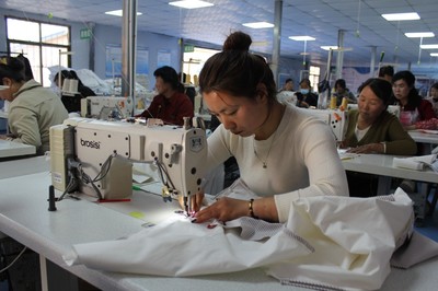 巧手織錦繡，匠心連四?！獙幙h春榮鎮興創服裝就業工廠發展紀實